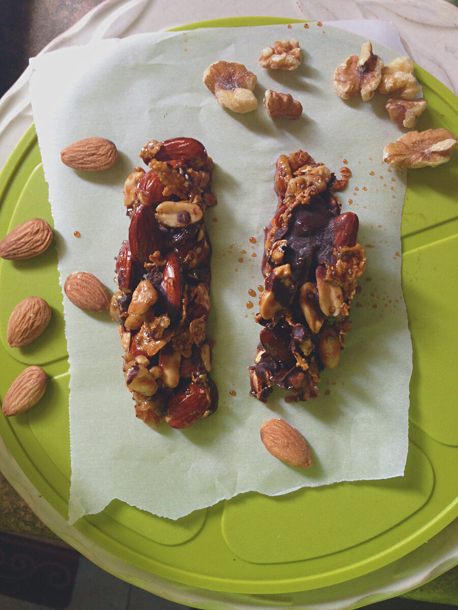 Nut And Seed Granola Bars (Almond Sea Salt & Dark Chocolate Kind Bars)
